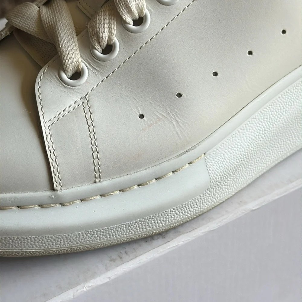 Alexander McQueen Men's Oversized
Sneaker 'Larry' in White/red. - Picture 8 of 11